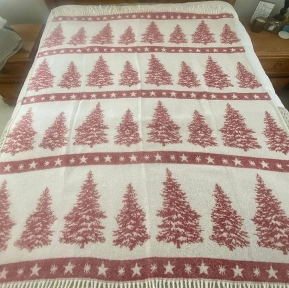 Cream and Red Christmas Tree Oversized Throw Blanket NWT - Picture 5 of 5
